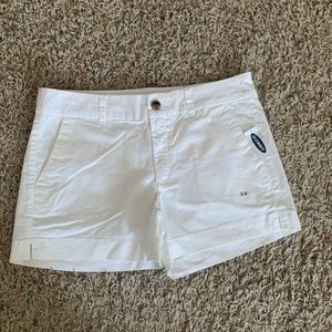 Old Navy women’s white jean shorts. Size 6